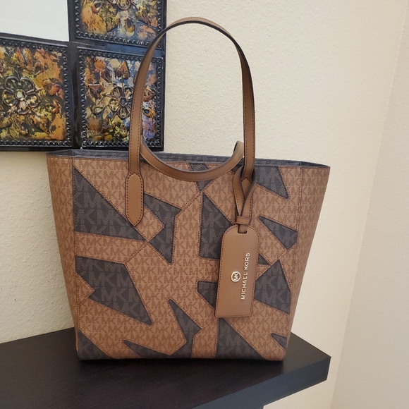Michael kors Signature Sinclair East West Tote  and Medium Double Zip Wr… - Picture 3 of 8